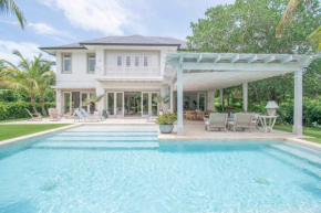 Stylish fully-staffed villa near beach and lagoons in exclusive golf resort